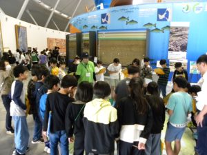 画像：館内ガイドの様子